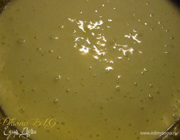 Муку, крахмал, разрыхлитель. соль смешать. аккуратно добавить к взбитым яйцам. 1-2 ложки теста ввести в горячее молоко, перемешать, получившуюся массу ввести в тесто. Формы для выпечки застелить пергаментом, вылить тесто. Выпекать 30-40  минут, при температуре 175-180 градусов.