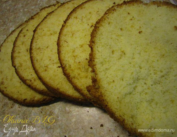 Разрезать на 4-5 коржей.