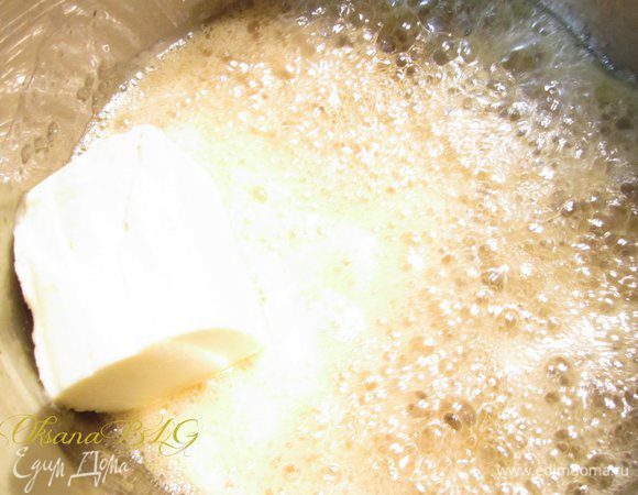 Курд. Сахар и лимонный сок довести до кипения, убавить огонь до минимума. Сварить карамель, сироп должен быть густоват. Добавить Сливочное масло. Перемешать, снять с огня.