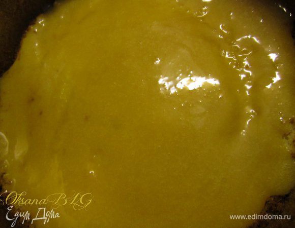 Перемазать курдом коржи.