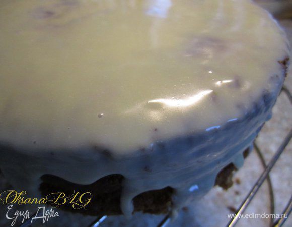 После охлаждения полить белым шоколадом.