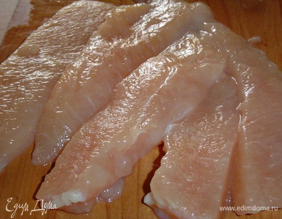 Куриное филе нарезаем полосками (у меня 12 шт, по кол-ву формочек),