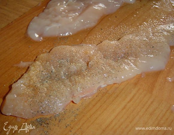 отбиваем слегка, солим, перчим и росыпаем специями, которые Вы употребляете для приготовления птицы.