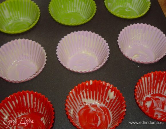 Формочки смазываем сливочным маслом