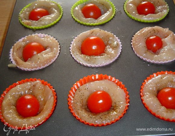 В центр кладем помидоры-черри,