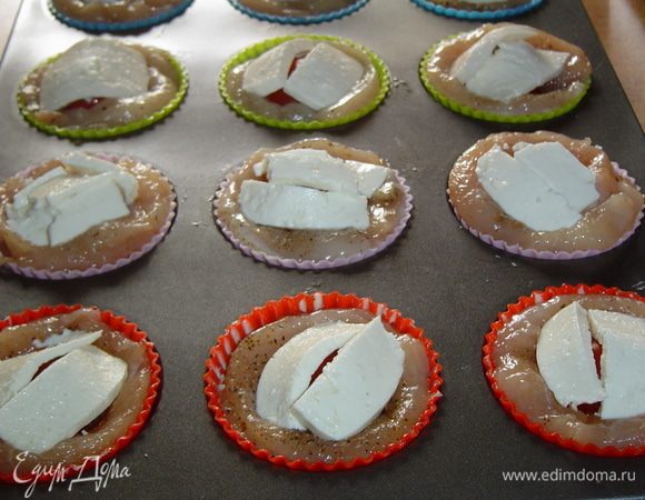 сверху помещаем кусочки моцареллы