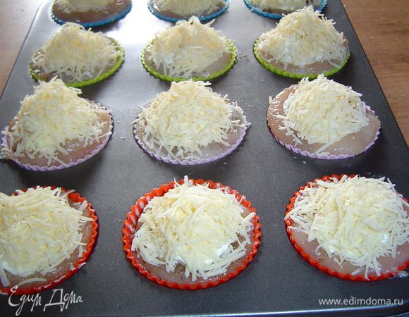 и посыпаем натертым на мелкой терке сыром.