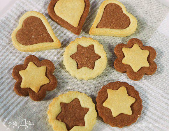  Поменять маленькие фигурки местами так, чтобы в каждом печенье сочеталось светлое и тёмное тесто. Слегка прижмите места стыков.