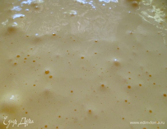 Взбить яйца с сахаром добела.