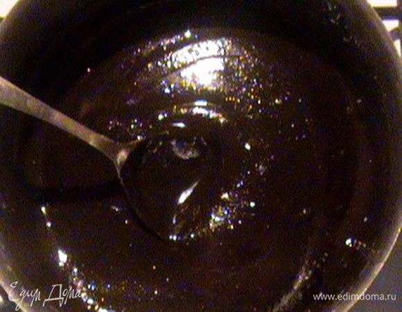 Положить в небольшую кастрюльку шоколад, масло и ром. Растопить на медленном огне. Слегка остудить.