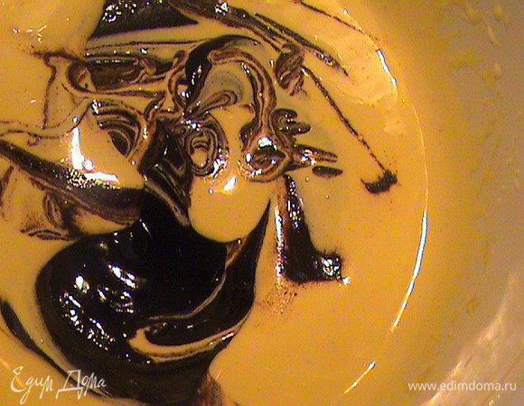 Вылить шоколадную массу в желтки. Перемешать ложкой.