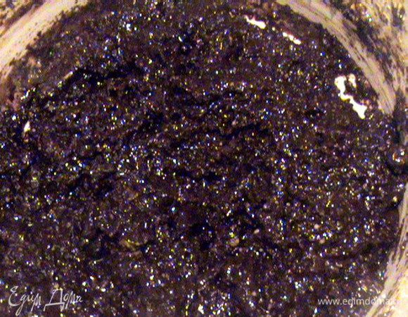 Добавить цукаты и измельчённые в блендере орехи. Перемешать.