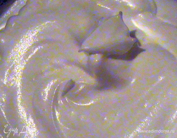 Белки взбить с щепоткой соли и оставшимся сахаром до пиков.