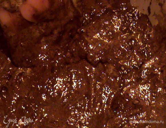 Добавить белки к основной массе, осторожно перемешивая ложкой или лопаткой.