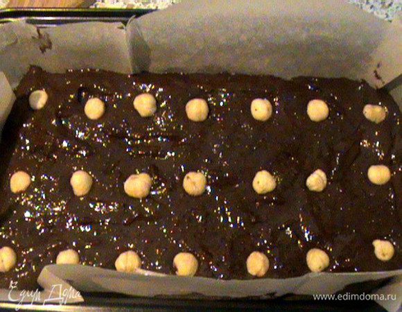 Выложить тесто в форму, застеленную бумагой для выпечки. Выложить сверху   фундук (чуть-чуть вдавить).
Выпекать 30 минут при 180С.
