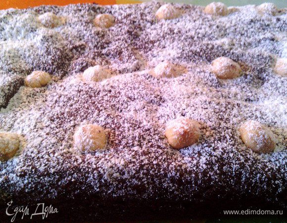 Готовый кекс охладить. достать из формы и присыпать сахарной пудрой.