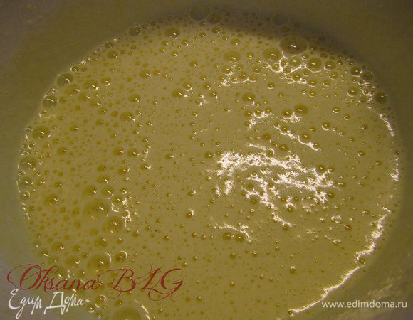 Яйца с сахаром взбить.