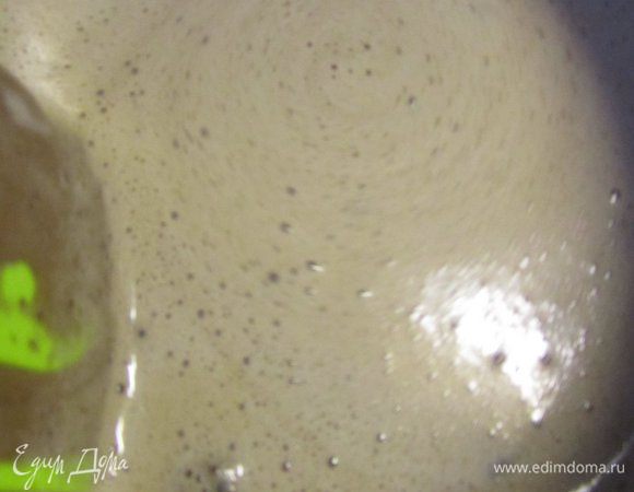 В молочную смесь добавить 1-2 ст.л. теста, перемешать, получившуюся массу добавить в остальное тесто.