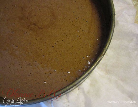 Форму застелить пергаментной бумагой. Вылить тесто. 
Выпекать в разогретой духовке 35-40 минут, при температуре 180 градусов. 