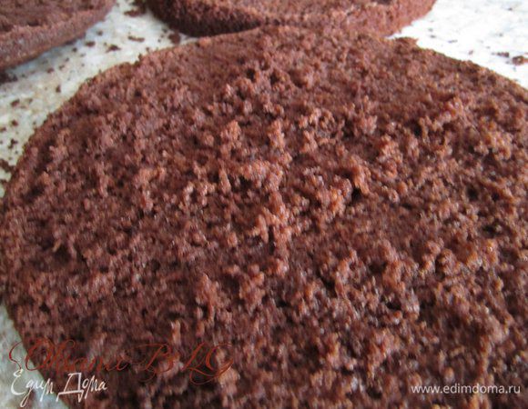 Охлажденный бисквит разрезать на 3 коржа.