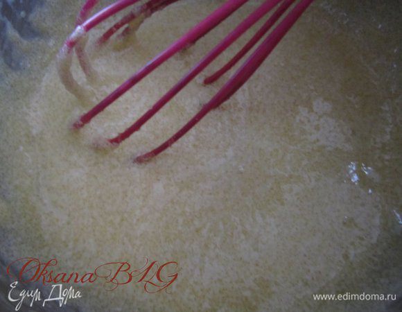 Суфле. Желтки хорошо растереть с сахаром. Поставить на водяную баню, постоянно помешивая желтки хорошо прогреть, масса должна стать немного густоватой. Можно обойтись и без водяной бани, но тогда желтки прогревать нужно в посуде с толстым дном, что бы крем не подгорел.