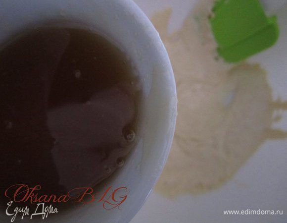 Желатин залить горячей водой (100 мл), хорошо перемешать. Распущенный желатин ввести в горячую желтковую массу.  Перемешать.