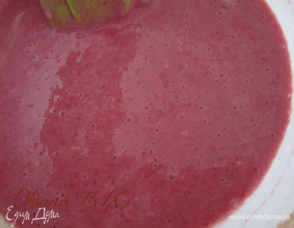 малину предварительно пюрировать, перетереть через сито, чтобы убрать косточки. Добавить малиновое пюре к желтковой массе.