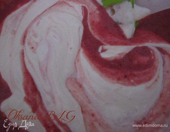 Сливки взбить с 1 ст.л. сахарной пудры. Ввести в малиново-желтковую массу.