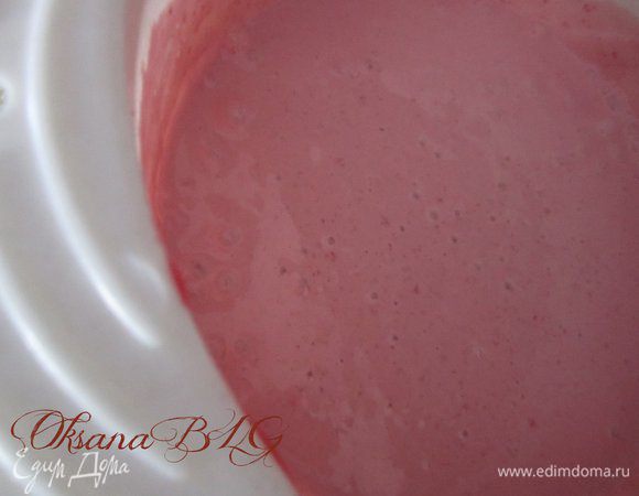 Бока разъемной формы застелить пергаментной бумагой. Выложить 1 корж, залить 1/2 часть получившегося суфле, накрыть коржом. Повторить, слой суфле, корж.