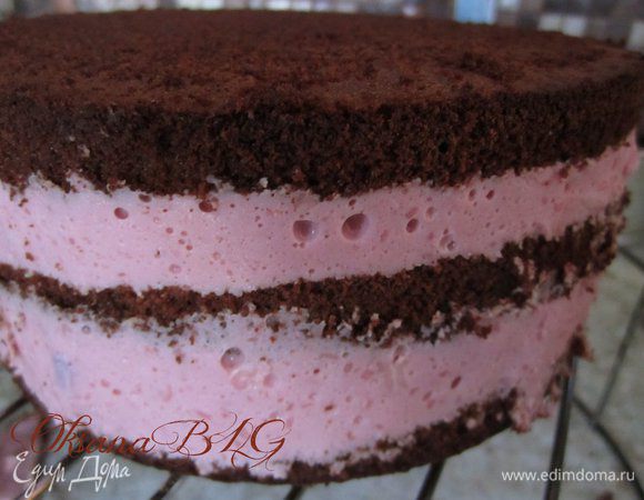 Торт поставить на 3-4 часа в холодильник. После охлаждения снять бортики формы, аккуратно снять пергамент, перевернуть торт на блюдо.