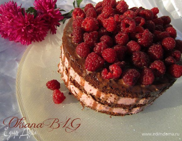 Полить шоколадной глазурью и украсить малиной.