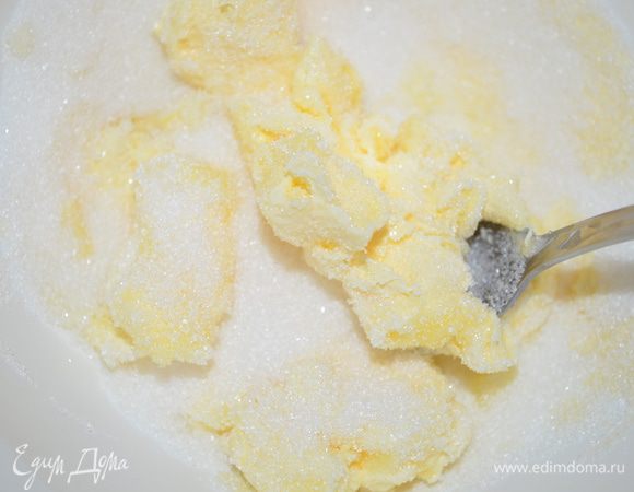 Масло растереть с сахаром. 