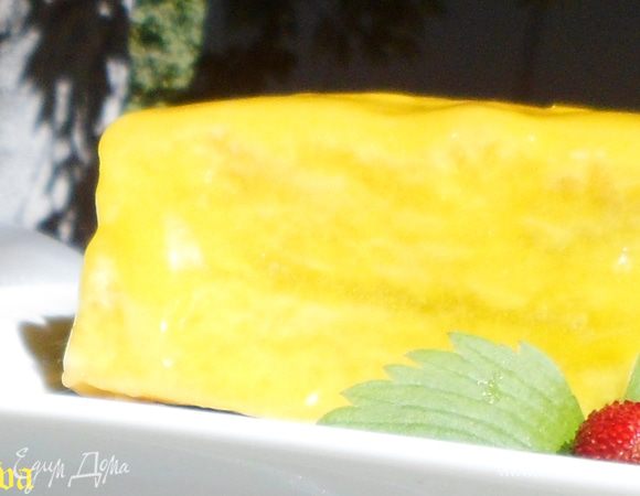 Я сформировала пирог как пирожное и смазала кремом со всех сторон. Крем застывая становиться похож на желе или лимонный мармелад.
Получилось солнечно! Я добилась чего хотела! А именно подарить Вам лучик Ташкентского солнца на финальных фото. У нас за окном +32 и солнце яркое, но осеннее и уже не кусается. 

Приятного чаепития!