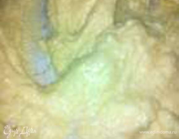 Для начала я делаю тесто для основы наших пирожных,я беру желтки,растираю с сахаром и сливочным маслом 