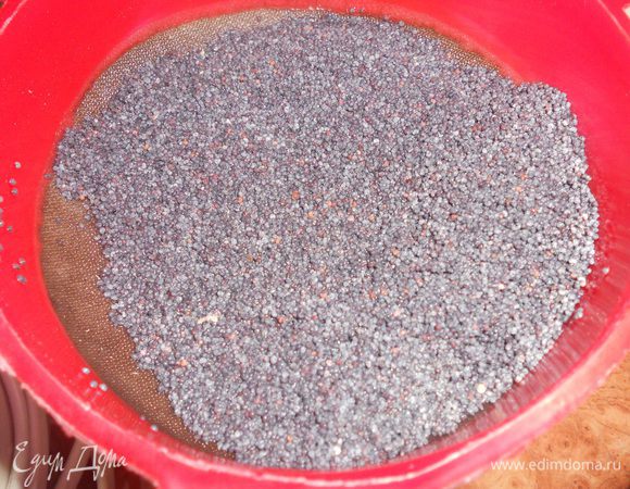 мак варим 2-3мин,сцеживаем,даем хорошо стечь воде-делаем крем,в кастрюльку(мисочку)наливаем молоко,добавляем ванил.сахар