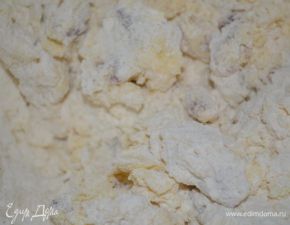 Смешиваем все ингредиенты. Тесто скатать в шар. Если оно липкое добавить еще немного муки. 