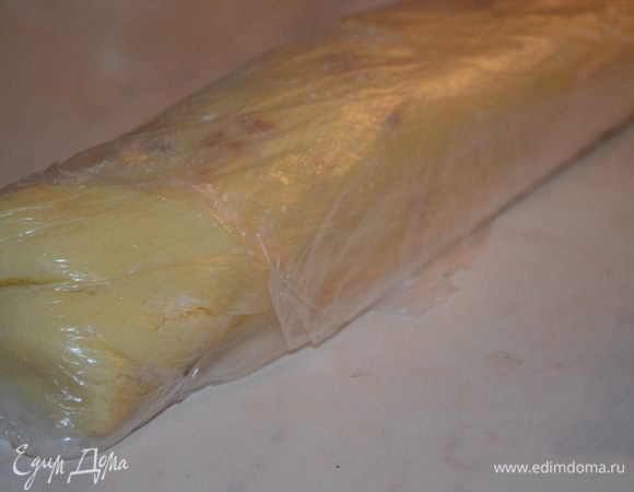 тесто переложить на пищевую пленку и свернуть в колбаску.Убрать в морозилку на 30 минут.