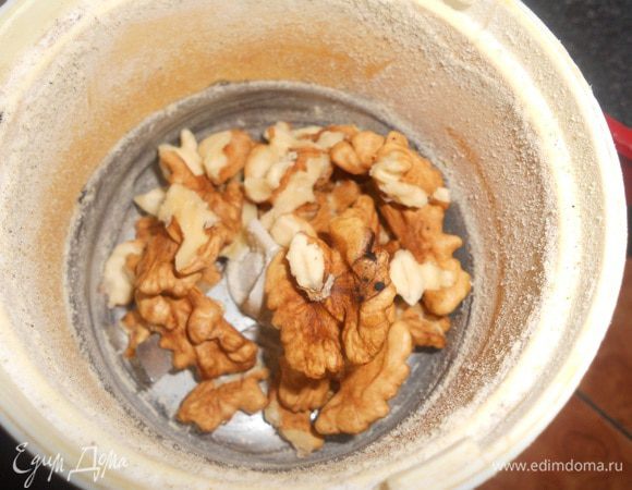 в кофемолке перемолоть порциями орех и сахар,добавить к молоку