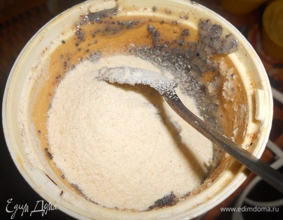 затем перемолоть мак и манку и добавить к молоку