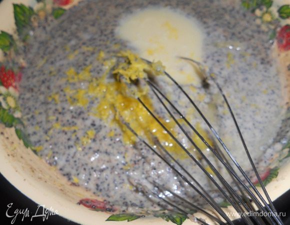 снять с огня,пару минут остудить,добавить цедру и сок лимона,сгущенное молоко -хорошо перемешать