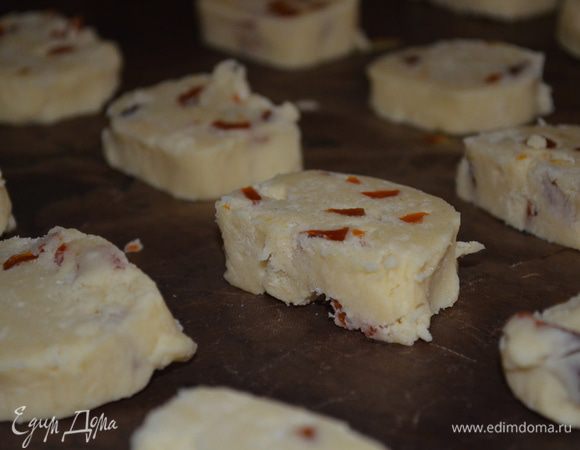 На противень выложить бумагу для выпечки, чуть смазать ее маслом или специальный коврик для выпечки. Колбаску нарезать на кружочки 5-6 мм и выложить на большом расстоянии друг от друга. 