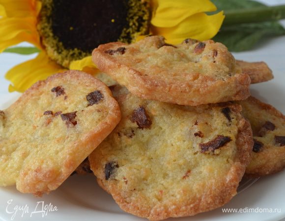 Выпекать при 200 градусах примерно 15-20 минут, до золотистого цвета. Оно будет мягким, а как остынет - затвердеет и станет хрустящим. 