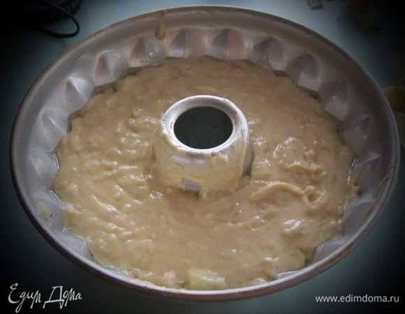 Отделяем желтки от белков. Взбиваем желтки с сахаром.