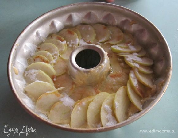 Добавляем мягкое масло и еще взбиваем. Всыпаем просеянную муку и разрыхлитель