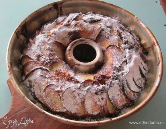 Добавляем цедру лимона и яблоки без шкурки. Можно порезать кубиками, но не на терке.