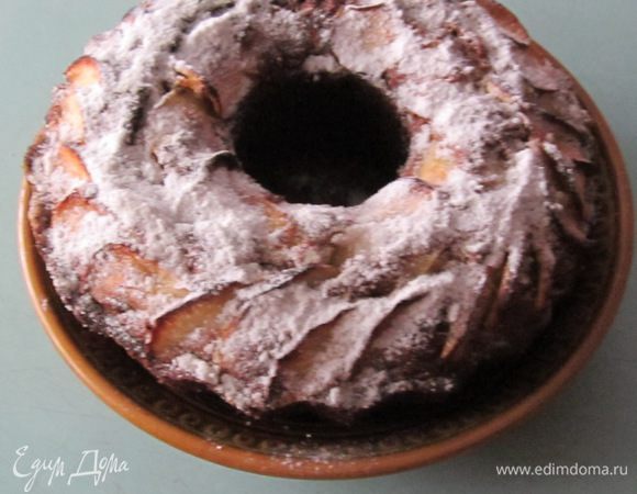 Белки взбиваем со щепоткой соли и акуратно вмешиваем в массу понемногу - снизу вверХ
Выкладываем в форму. Мне больше нравится с дыркой в середине. Я всегда боюсь, что не пропечется в центре.
Сверху выкладываем ломтики яблок. Печь 35-40 мин 160*. В моей духовке ставлю 180 градусов.
Сверху немного сахарной пудры и ПРИЯТОГО ЧАЕПИТИЯ!