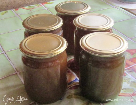 яблоки моем режем и пропускаем через соковыжималку /эл мясорубка/ несколько раз  массу ложим в сито  пока не стекет сок  мякоть в чашку и так пока все яблоки не пропустите потом взвешиваете массу и добавляете сахар и в всторону  я иногда оставляю на сутки если некогда  и занимаюсь соком раньше разводила 1 к 1   водой доводила да кипения и кипетила пока не кончится пена  разливала по банкам и закатываю а теперь не развожу т к это экономия банок  получается концентрированный  когда достаем тогда и разводим