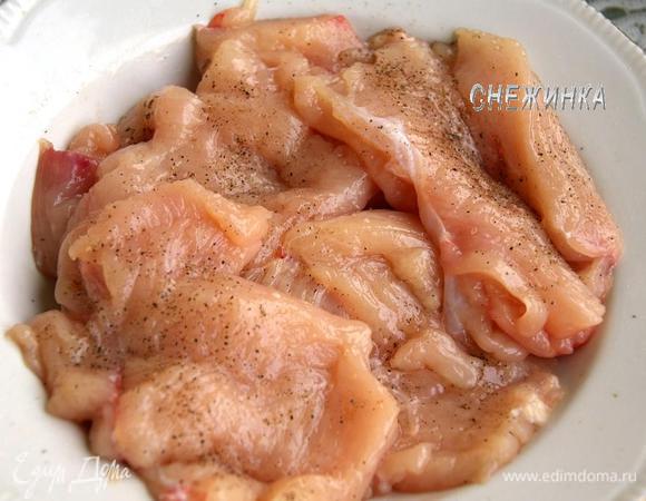 Куриную грудку разделать так, чтобы получилось 4 не толстые отбивные. Посолить, поперчить.