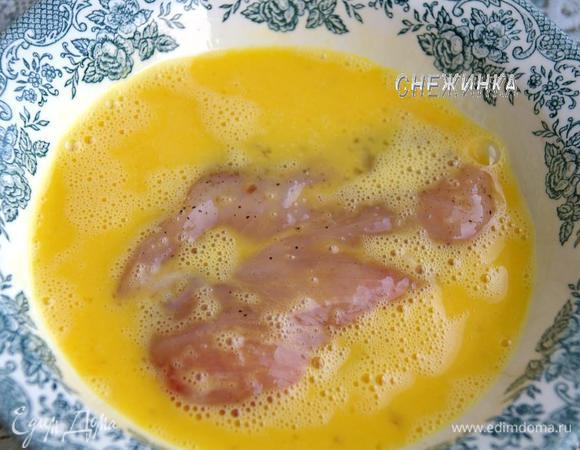 Яйца взбиваем вилкой. Куриное филе обмакиваем вначале в яйца…