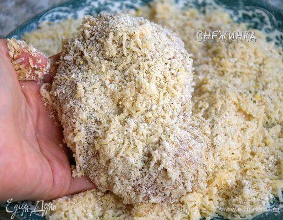 затем в панировке. Важно, чтобы панировка плотно и хорошо обволакивала филе. Жарим на оливковом масле с двух сторон под крышкой. 